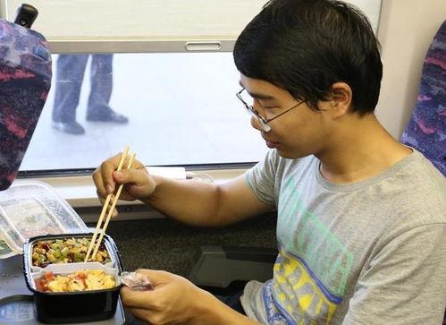 阿姨高铁吃瓜,阿姨吃瓜引发的文明出行思考