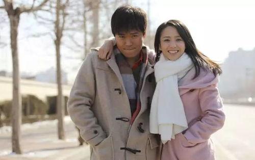 情侣拍照吃瓜,共享瓜果时光